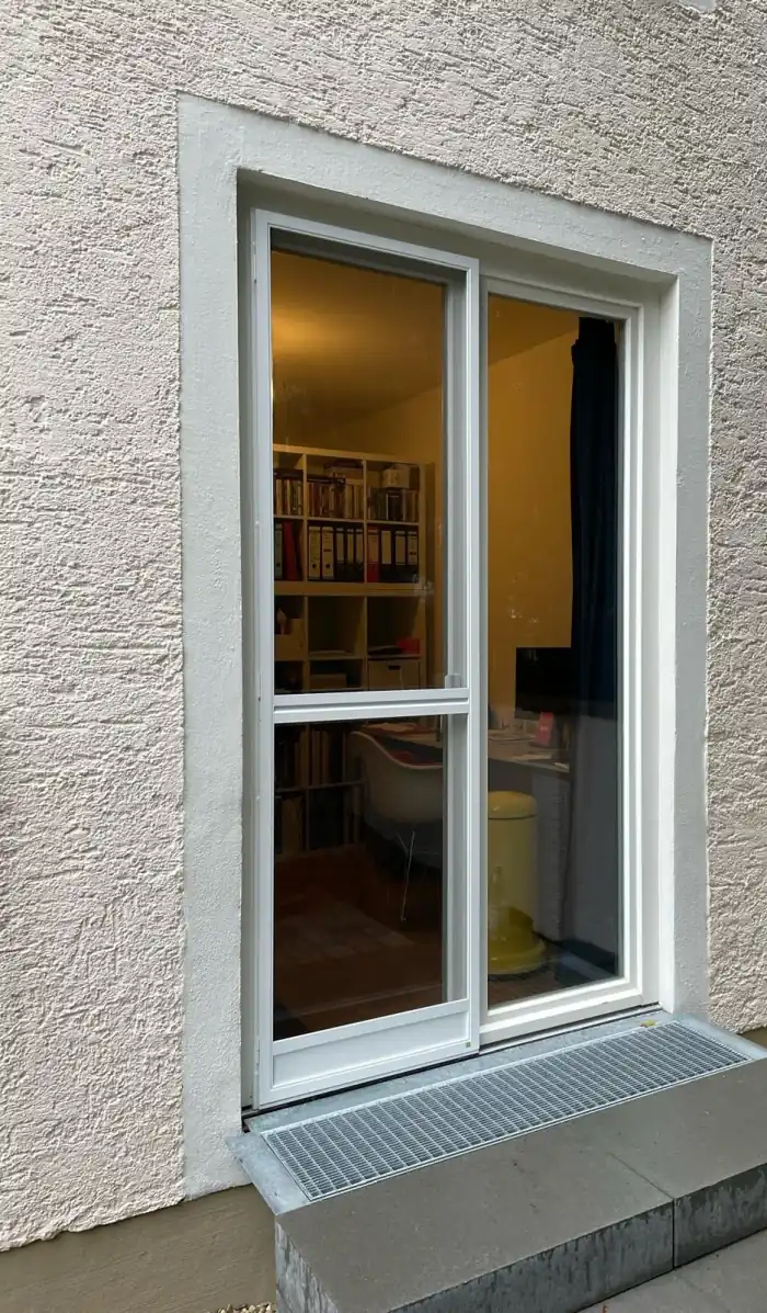 Weiße Insektenschutz-Tür an einer Terrassentür